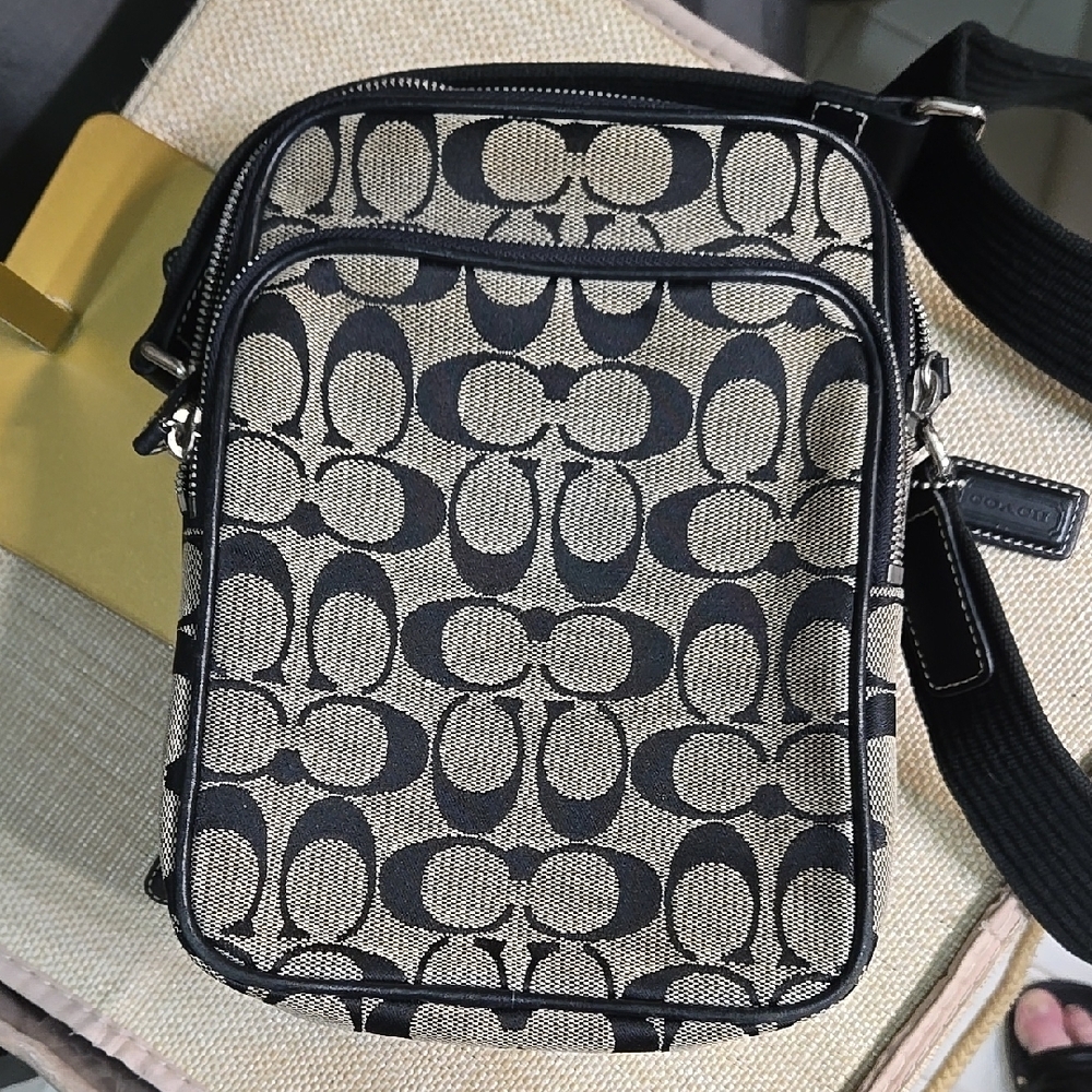 Coach Black and Cream Messenger Bag Signature Style (Camera Bag) NWOT - Picture 11 of 11